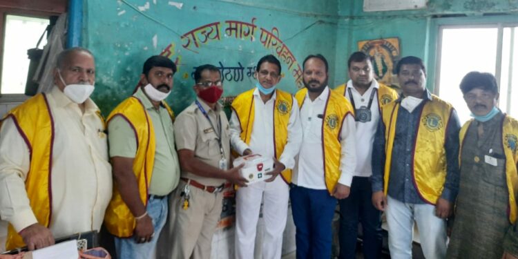 नागोठणे लायन्स क्लबकडून प्रथमोपचार पेटीचे वाटप