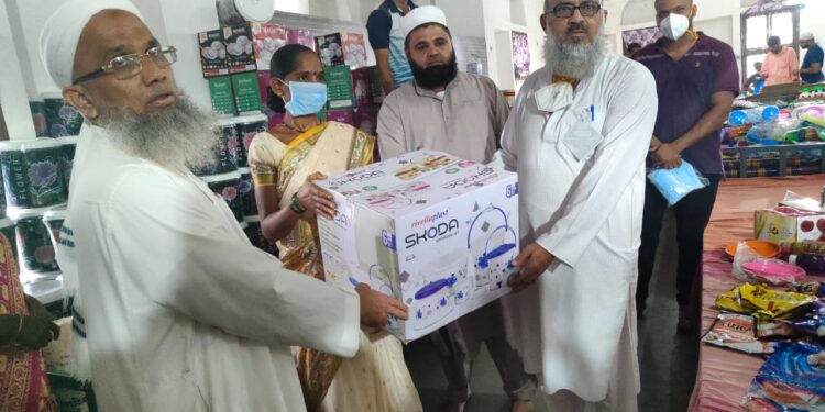 तळीयेतील २६ बेघर कुटुंबियांना अंजुमन दर्दमंद कडून संसारोपयोगी वस्तुंचे वाटप