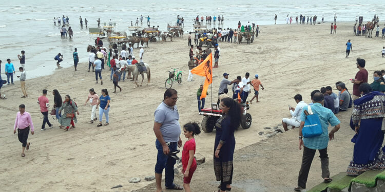 निर्बंध उठताच पर्यटक किनार्यावर