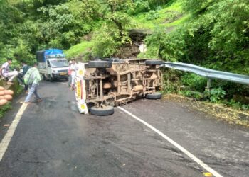 भयानक! 35 कामगारांनी भरलेला टेम्पो पलटला