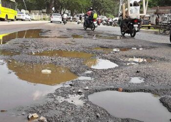 दापोली मंडणगड रस्त्यावर खड्डयांचे साम्राज्य