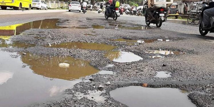 दापोली मंडणगड रस्त्यावर खड्डयांचे साम्राज्य