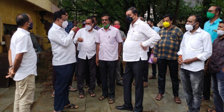 महापुरामुळे नुकसानग्रस्त विद्यालयांना मदत मिळवून देणार – आ. बाळाराम पाटील