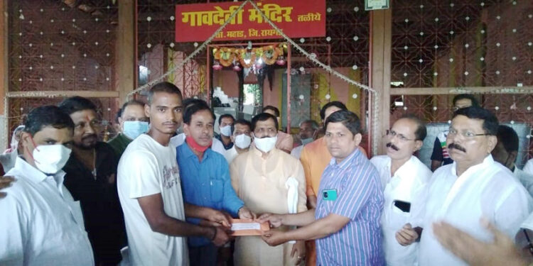 दरडग्रस्त, पूरग्रस्तांना आ. भरत गोगावले यांच्या हस्ते आर्थिक मदत