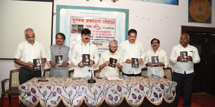 प्रा.डॉ. तुकाराम माळवे यांच्या तुका म्हणे पुस्तकाचे प्रकाशन