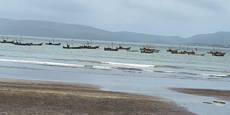 बंदी उठल्यानंतरही मासेमारी बंदच