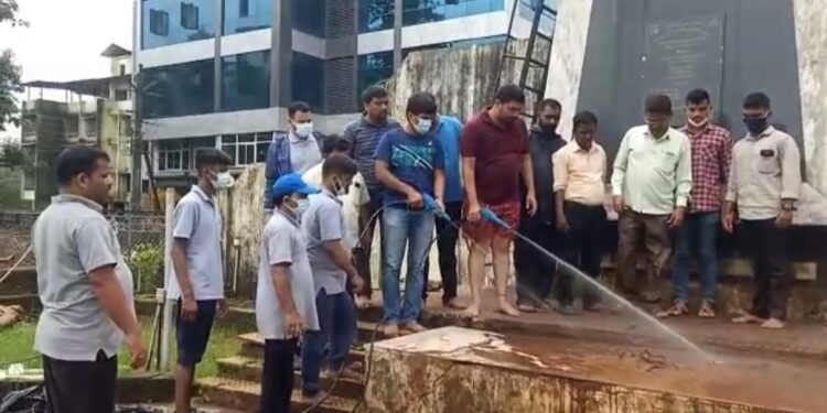 डॉ.बाबासाहेब आंबेडकर पुतळ्याची स्वच्छता