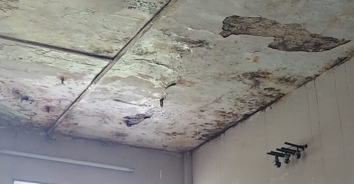 जिल्हा रुग्णालयाच्या शस्त्रक्रिया विभागाला गळती