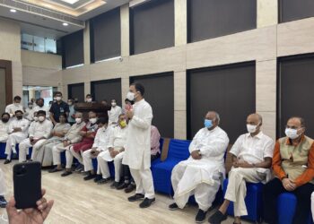 विरोधक एकवटले