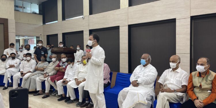 विरोधक एकवटले