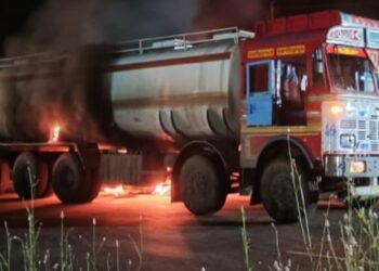 कळंबनी येथे टँकरनी पेट घेतला