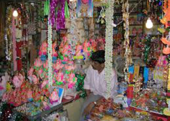 बाप्पांच्या आगमनासाठी गणेशभक्तांसह; बाजारपेठाही सज्ज