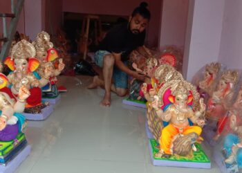 गणेशमूर्तींवर फिरतोय अखेरचा हात