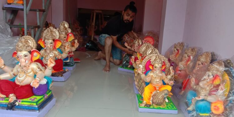गणेशमूर्तींवर फिरतोय अखेरचा हात