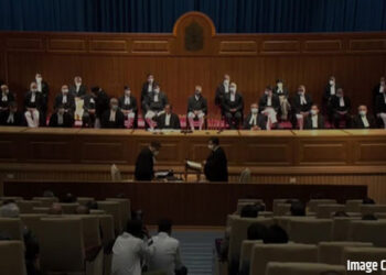 ऐतिहासिक क्षण! सर्वोच्च न्यायालयाच्या सरन्यायाधीशांनी एकाचवेळी नऊ न्यायाधीशांना दिली शपथ