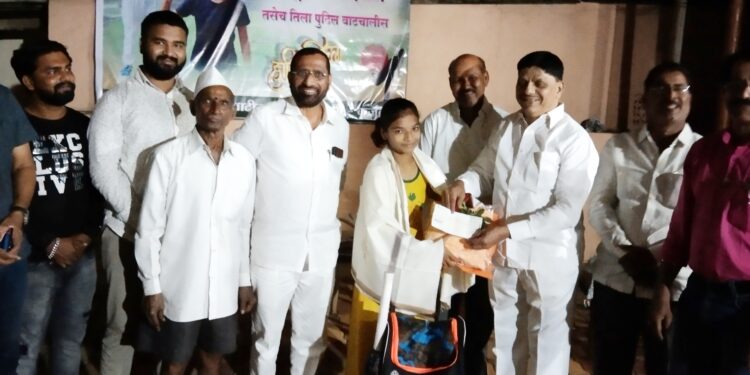 महिला क्रिकेटपटू साक्षी लाडचा सत्कार