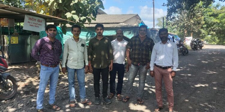 अलिबाग रोहा रस्त्यावरील मातीने खड्डे भरण्याला विरोध