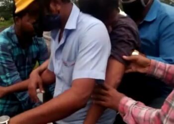 भयानक! बेशुद्ध कामगाराला अँब्युलस अभावी नेले दुचाकीवरून; कामगाराचा झाला मृत्यू