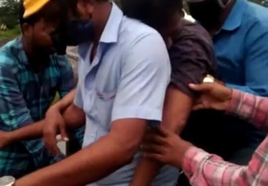 भयानक! बेशुद्ध कामगाराला अँब्युलस अभावी नेले दुचाकीवरून; कामगाराचा झाला मृत्यू