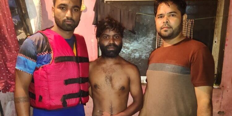 रोह्यात थरार! एकाने नदीत ढकलले, दुसर्‍याने वाचविले