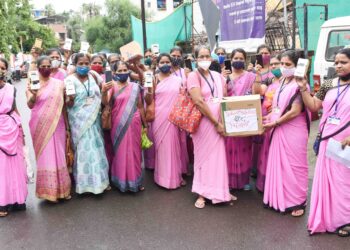 अंगणवाडी सेविकांकडून मोबाईल परत