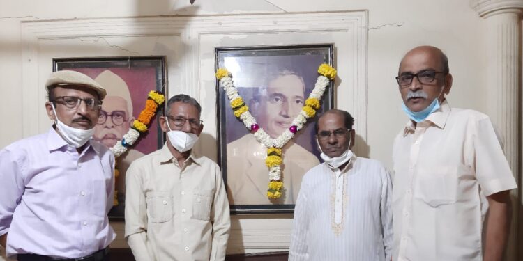 जिल्हा पत्रकार संघातर्फे ना. ना. पाटील यांची जयंती साजरी