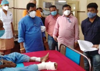 तळीये दुर्घटनेतील जखमींची आमदार गोगावलेंनी घेतली भेट