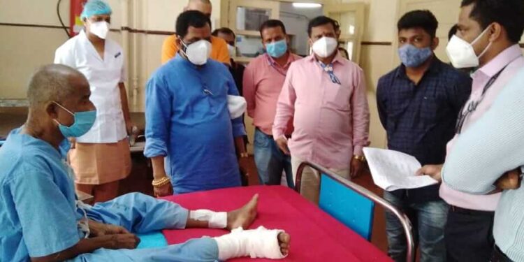 तळीये दुर्घटनेतील जखमींची आमदार गोगावलेंनी घेतली भेट