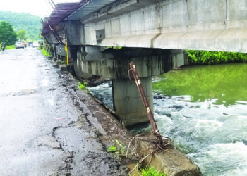 आंबा नदीचे संरक्षक कठडे, लोखंडी रेलिंग गेले वाहून