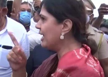 अंगार है,भंगार है च्या घोषणांमुळे पंकजा मुंढेंनी कार्यकर्त्याना झापले