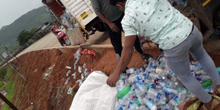 पूरग्रस्त गावांमध्ये प्लास्टिक संकलन मोहीम