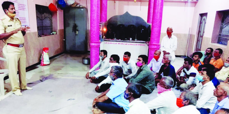 उत्सवाच्या पार्श्वभूमीवर पोलिसांच्या गाव बैठका