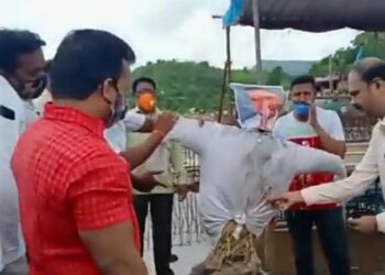 आधी माहित असतं तर प्रेतयात्रा काढली असती…