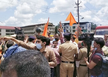 राणे यांच्या सत्कारावेळी कार्यकर्ते भिडले