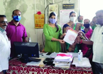 रोहा शेकापच्या वतीने गॅस व पेट्रोलजन्य वस्तूंच्या दरवाढीविरोधात निवेदन