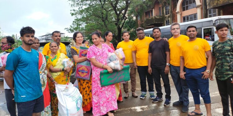 ऑल इंडिया ट्रान्सपोर्ट माथाडी अ‍ॅन्ड जनरल कामगार युनियने दिला पूरग्रस्तांना मदतीचा हात