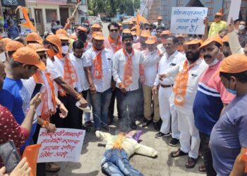 राणेंच्या पुतळ्याचे दहन