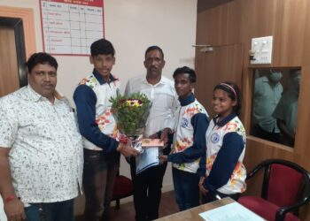 जय आणि रोहन या खेळाडूंचा समाज कल्याण सभापती दिलीप भोईर यांच्या हस्ते सत्कार