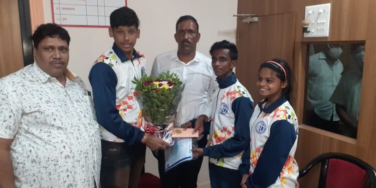 जय आणि रोहन या खेळाडूंचा समाज कल्याण सभापती दिलीप भोईर यांच्या हस्ते सत्कार