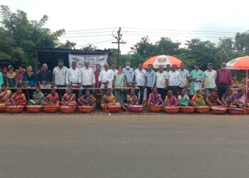 भाजी विक्रेत्या महिलांना तराजू, टोपली वाटप