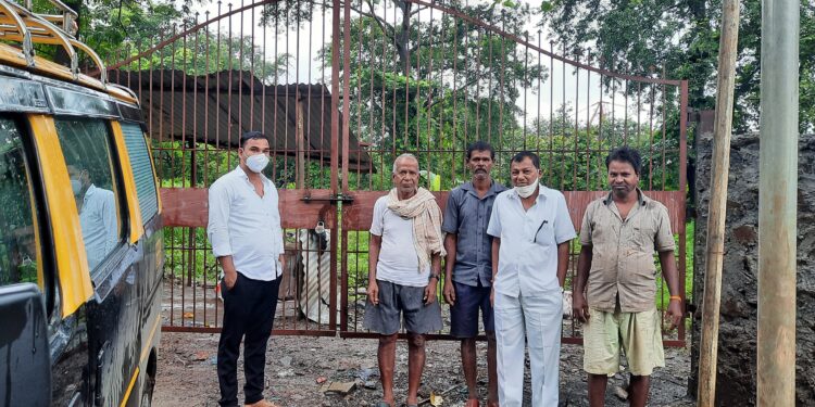 खाकी वर्दीच्या धाकाने जमीन लाटण्याचा डाव