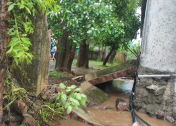 नेरळ गंगानगरमधील संरक्षण भिंत अनधिकृत बांधकामामुळे जमीनदोस्त