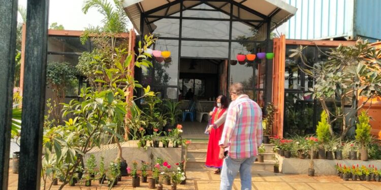 बाप्पासाठी पानाफुलांचा साज