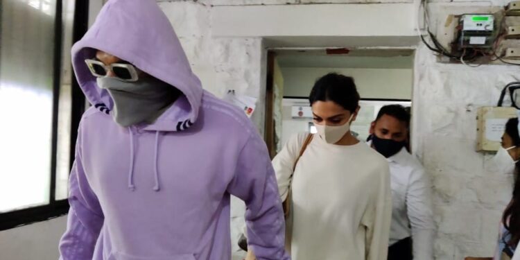 रणवीर सिंग आणि दीपिका पदुकोण झाले अलिबागकर