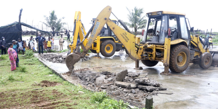थळ चाळमळा कोळी समाजाचे खळे उध्वस्त
