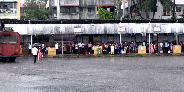 उत्साहाच्या भरात रायगडकर नियम विसरले