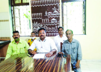 रेशनदुकानदारावर कारवाई करा