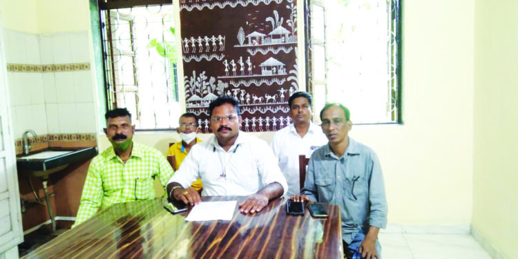 रेशनदुकानदारावर कारवाई करा