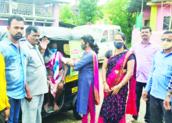 कोंडगावमध्ये आदीवासींना लसीकरण