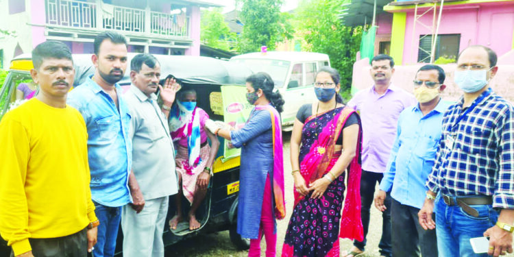 कोंडगावमध्ये आदीवासींना लसीकरण